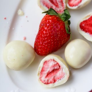 可爱零食｜酸酸甜甜的草莓夹心白巧克力...