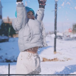 下雪萌娃拍照