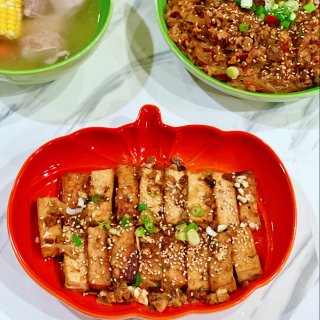 周六晚餐小饭桌：天麻玉米排骨汤+酱烧豆腐...