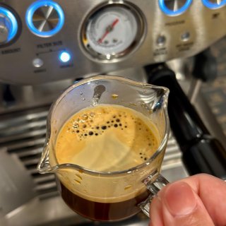 浅烘培脱咖啡因咖啡豆很香，但很苦你愿意喝...