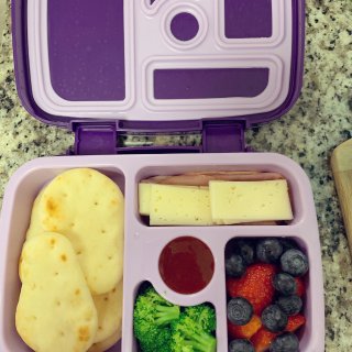 小小少女的午餐盒lunch box...
