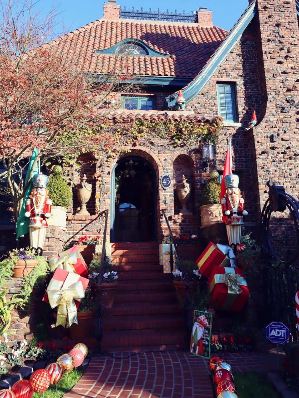 舊金山壯觀聖誕佈置紅磚豪宅，節日必看的聖...