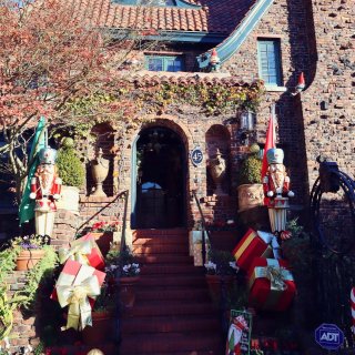 舊金山壯觀聖誕佈置紅磚豪宅，節日必看的聖...