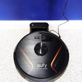 吸力强大的Eufy X8 Hybrid扫...
