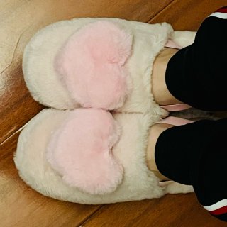 可爱的粉色毛绒拖鞋...