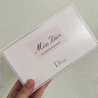 Dior限量礼盒少女心十足！...