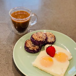 紫薯糯米饼 + 单面煎蛋...