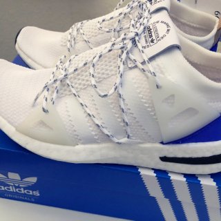 Adidas 白色运动鞋👟...
