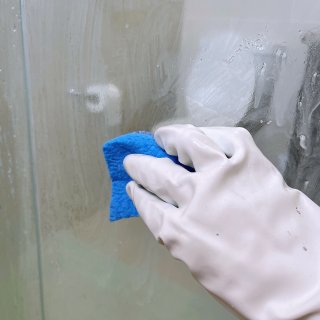 按头安利｜浴室玻璃门水垢清洁剂...