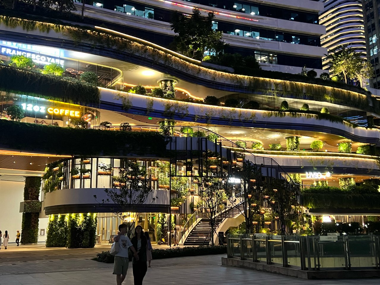 珠江新城一处商场，都是绿色植被...