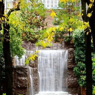 纽约市内公园的小瀑布...