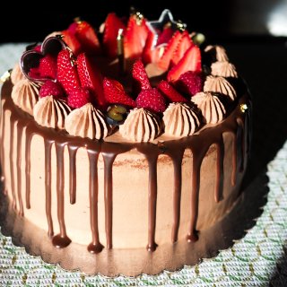 超赞甜品店-巧克力淋面蛋糕🥰...