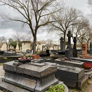 🇫🇷巴黎市区的有名的帕纳斯墓园⚰️...