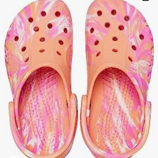 晒有意思—花色 Crocs 洞洞鞋。...