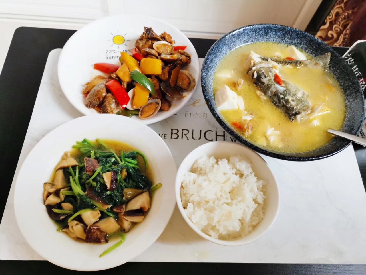 鲈鱼豆腐汤,茶油炒花蛤,蘑菇菠菜,白米饭