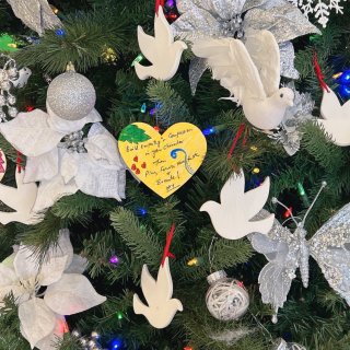 😍圣诞树🎄主题是“爱❤️与和平☮️”...