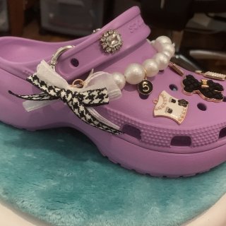 买Crocs洞洞鞋体验DIY的乐趣😂...