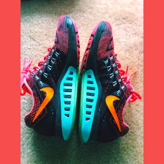 Nike红色跑步必备鞋...