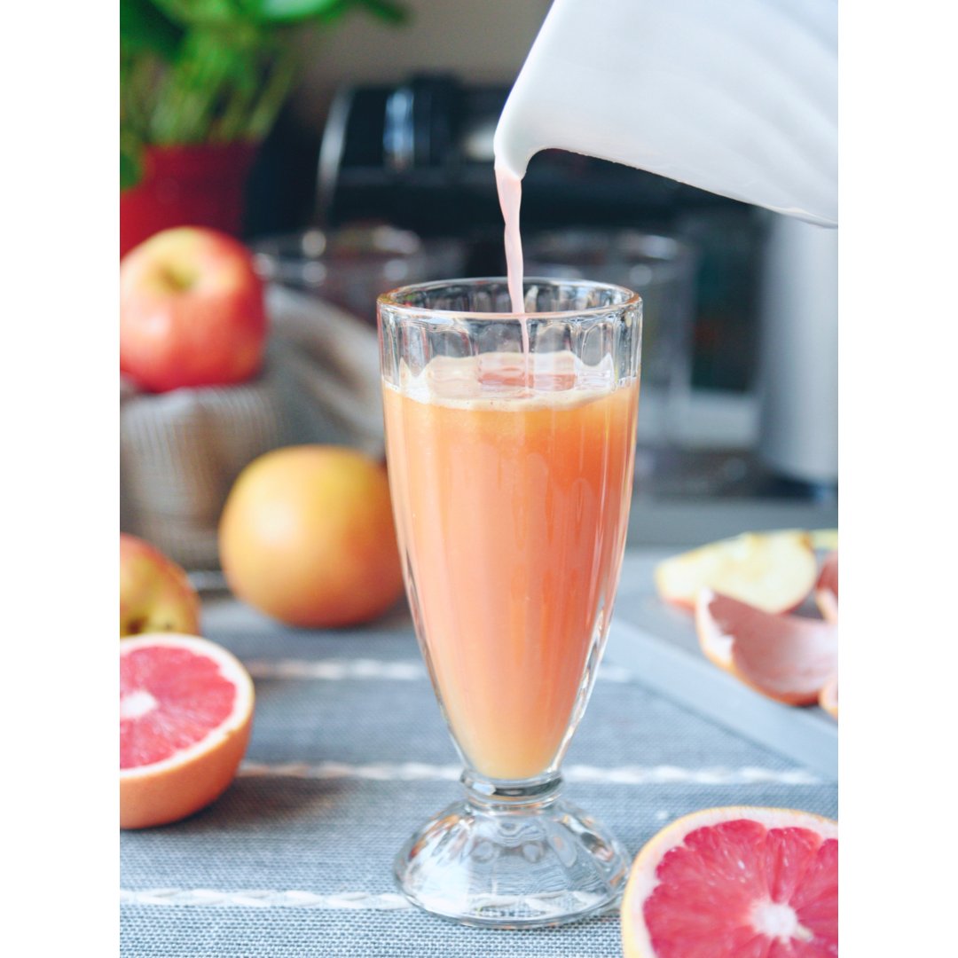 鲜榨果汁渐变苹果西柚汁,要来一杯么