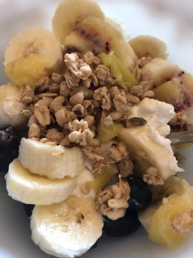 减肥日用红心猕猴桃搭配减糖酸奶做的...