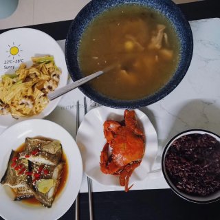 猪肚汤,清蒸鱼,腐竹炒鱿鱼,紫米饭