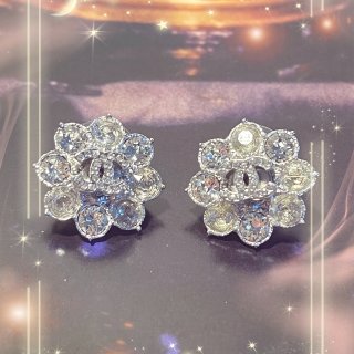 亮晶晶的Chanel花朵耳环...