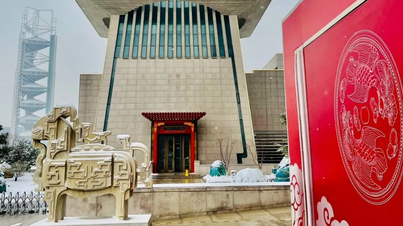 冬季雪天参观-中国考古博物馆