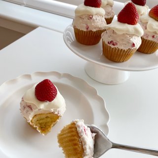 👩🏻‍🍳美食教程｜💫🍓草莓纸杯蛋糕 🧁...