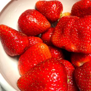吃草莓么，自己家种的那种🍓🍓🍓🍓...