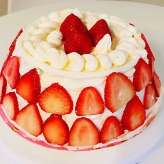 不浪费/多的草莓来一个草莓蛋糕哦....