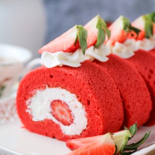 红丝绒草莓蛋糕卷｜红红火火...
