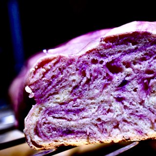 一只失败的紫薯大理石纹面包...