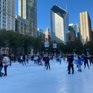 冬日芝加哥的浪漫，一起去千禧公园滑冰吧...