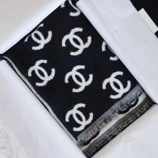 【Chanel经典黑白双面羊毛围巾】...