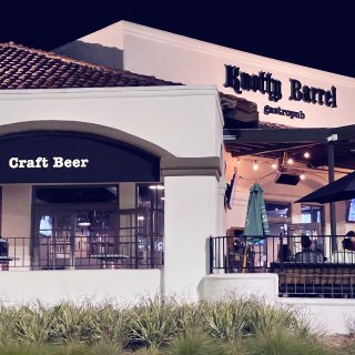 街坊的啤酒屋Knotty Barrel...