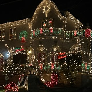 今年布鲁克林圣诞村灯饰照样亮起👏👏...