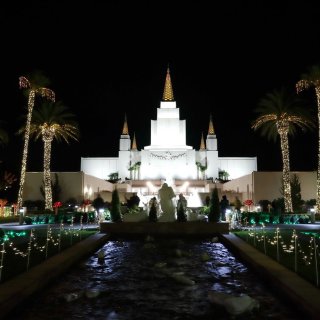 北加州灣區教堂聖誕燈飾，東灣山坡上的璀璨...