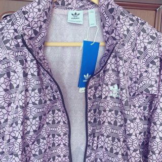 阿迪达斯三叶草的紫色夹克...