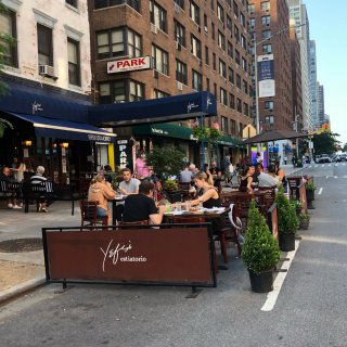 曼哈顿街头觅食…90度高温天在马路上吃饭...