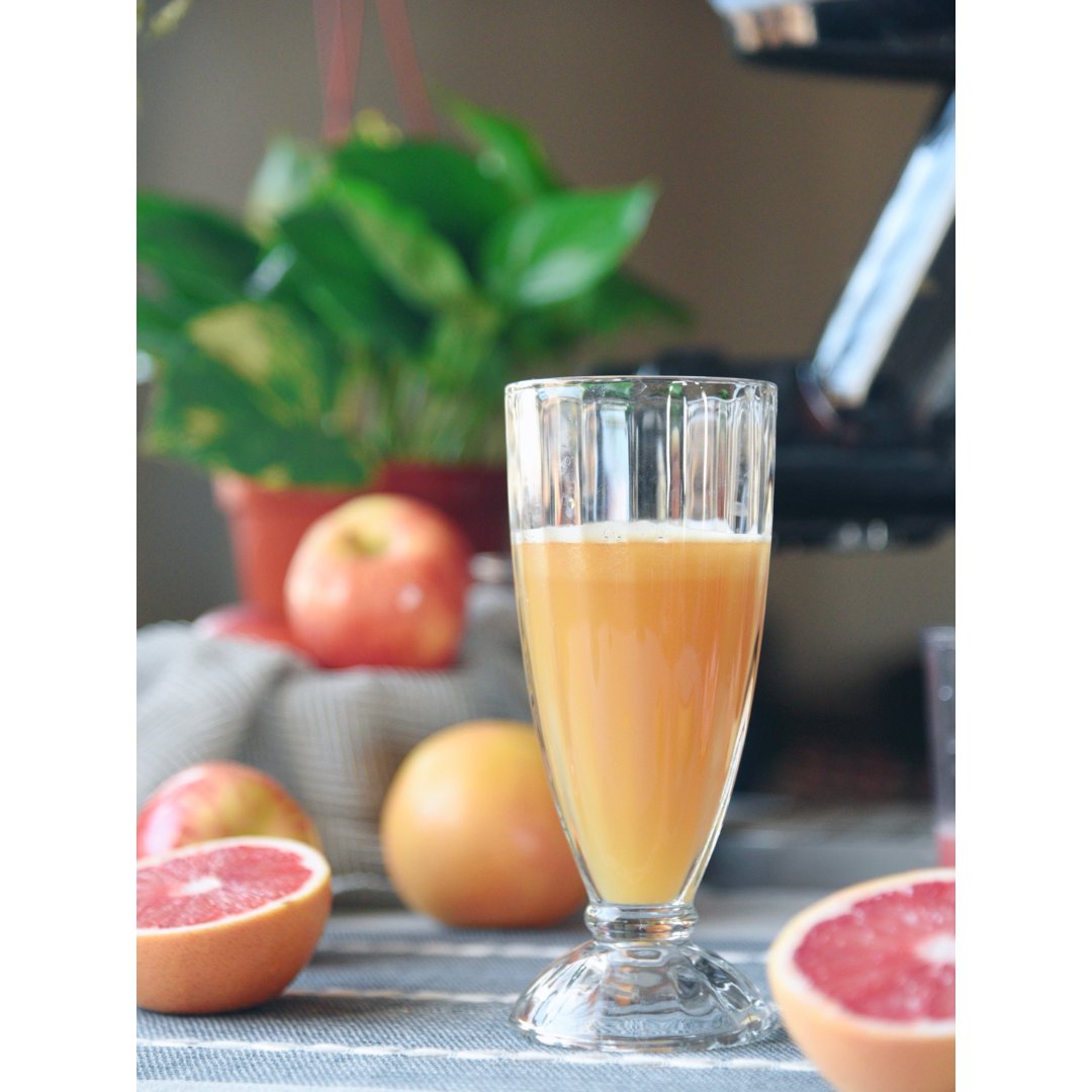 鲜榨果汁渐变苹果西柚汁,要来一杯么
