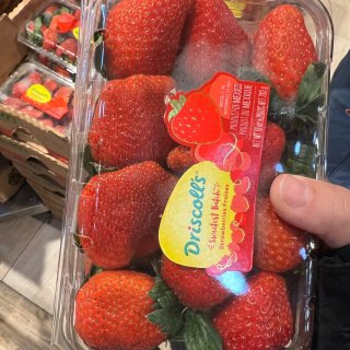 法拉盛新世界超市的草莓🍓好合适😊...