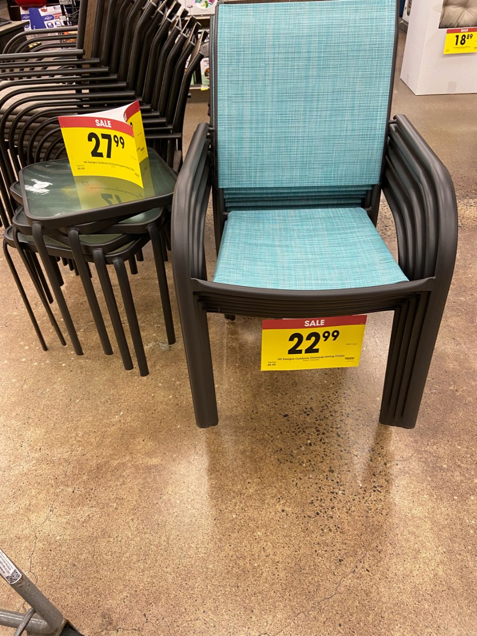 要补两把椅子