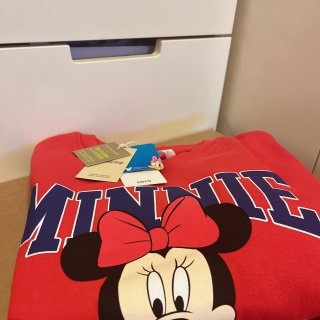 Mickey Mouse的红色卫衣...