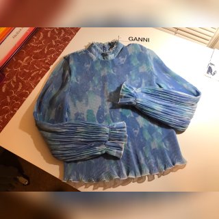 Ganni这季水墨系列的小衫和连衣裙🥰...