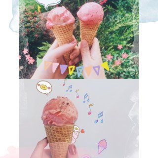 树莓冰淇淋甜筒