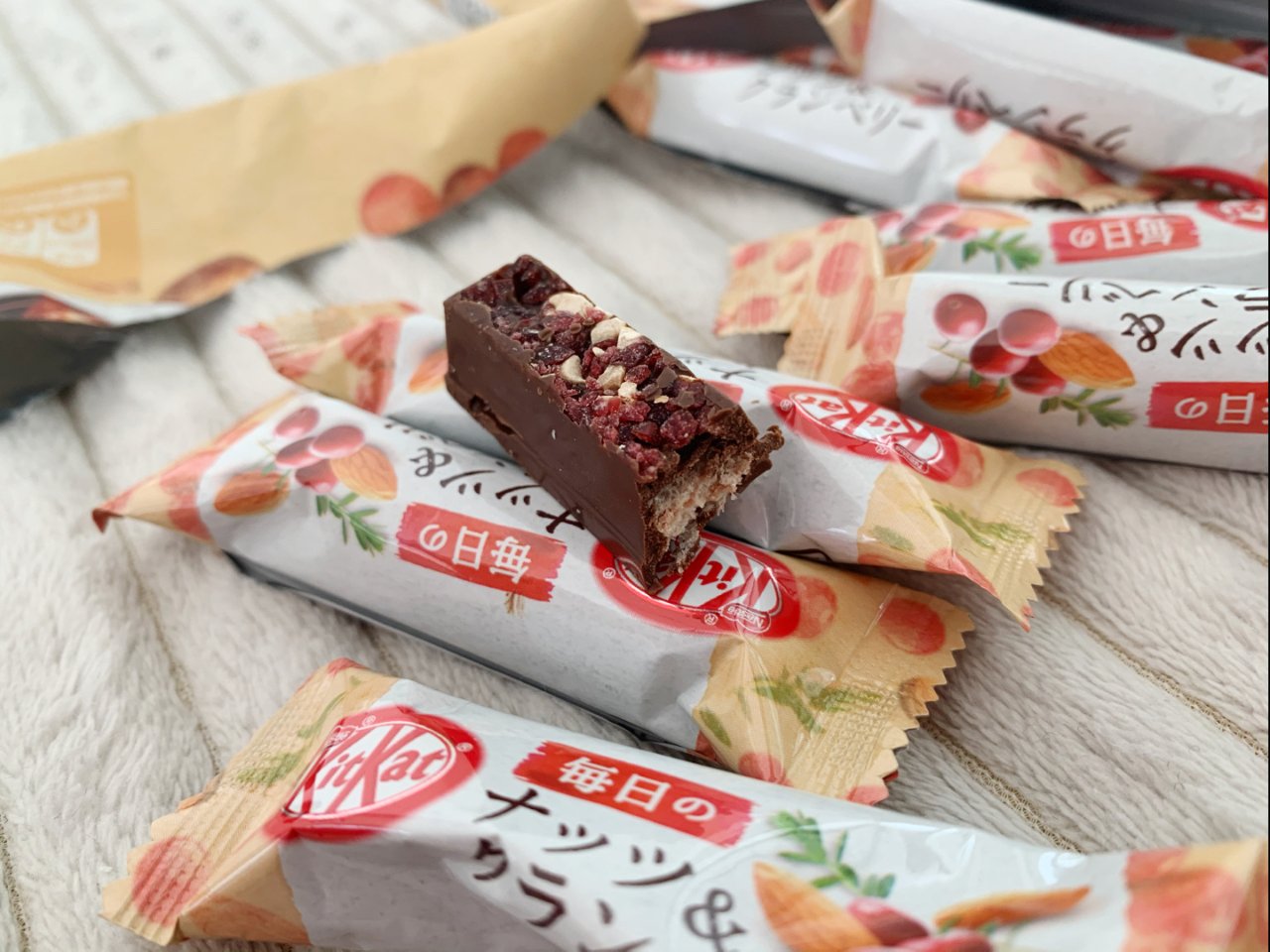 蔓越莓坚果味的KitKat｜好多新口味...