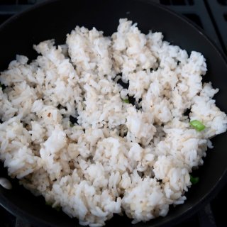 晚餐分享| 蒜茸黄油虾和吃剩的米饭一起炒...