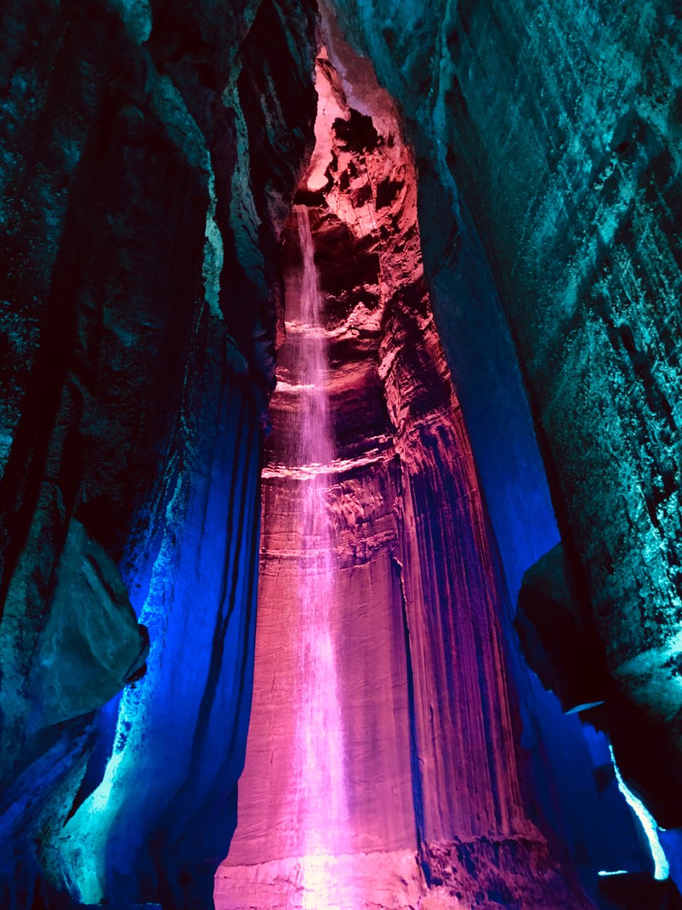 全美最大最深最美的地下红宝石瀑布...