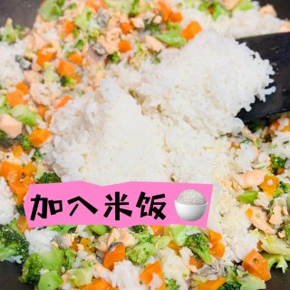 少油低盐低脂健康😋三文鱼蔬菜炒饭...