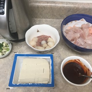 龙利鱼,扇贝柱,虾,葱姜蒜,豆腐,辣酱